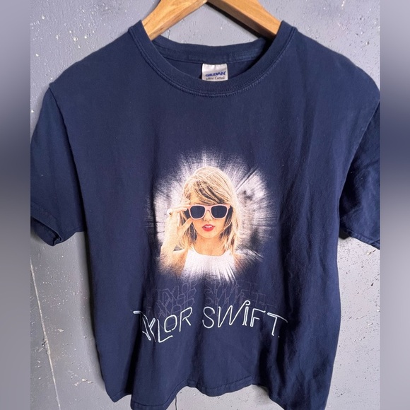 Taylor, Swift, 1989 world tour shirt in size Medium (child’s size) - Picture 1 of 6